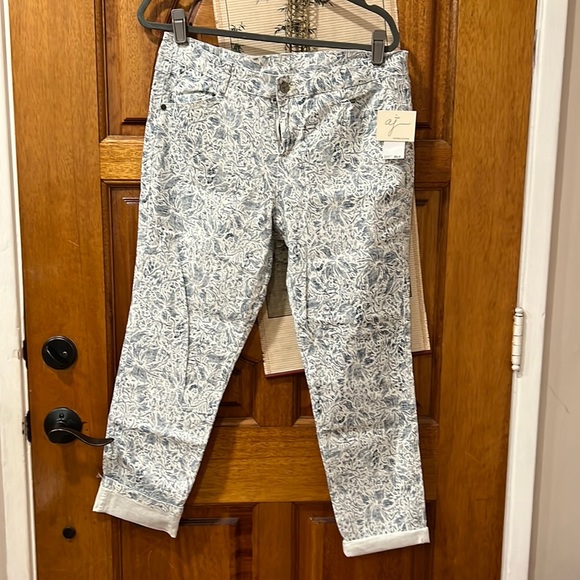 NWT Andrea Jovine Super soft & stretchy White and blue Jeans - Picture 1 of 4
